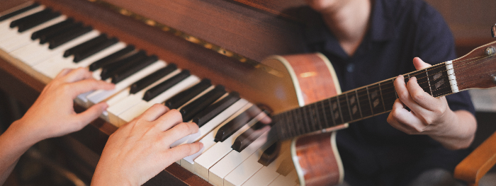 PIANO ou GUITARE : lequel est le plus facile ? - Apprentus France