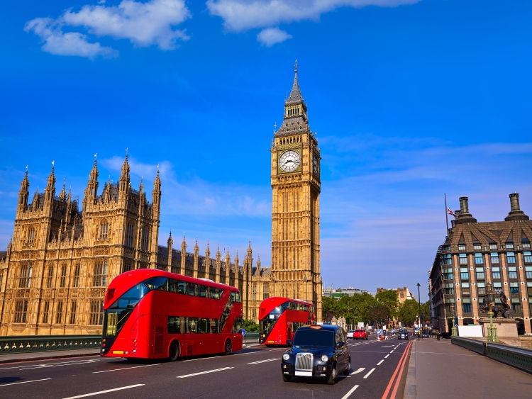 Photo montrant la ville de Londres avec Big Ben et les fameux taxis et bus londoniens sur un pont
