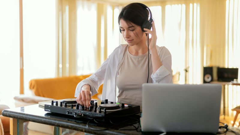 Élève en cours particulier de DJing à domicile avec son matériel de mixage et un ordinateur portable.