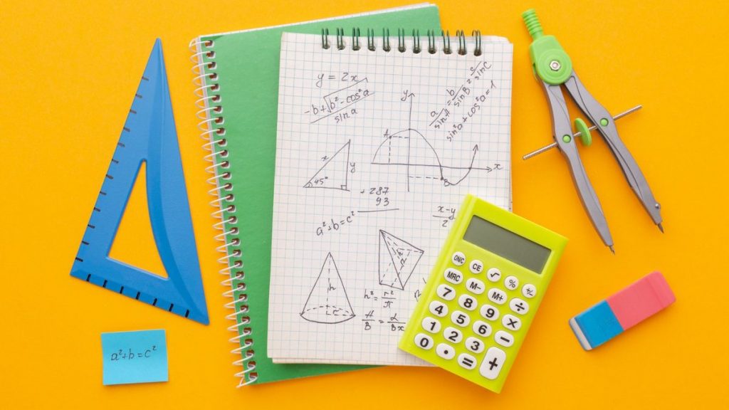 Cahier d’exercices de maths avec calculatrice et matériel scolaire sur fond jaune.