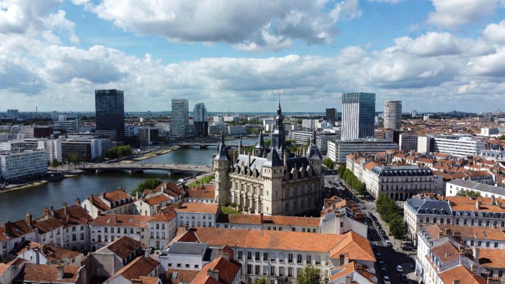 Vue panoramique de Nantes avec le Château des Ducs de Bretagne et la Loire pour illustrer les cours particuliers de mathématiques à Nantes (collège, lycée, supérieur)