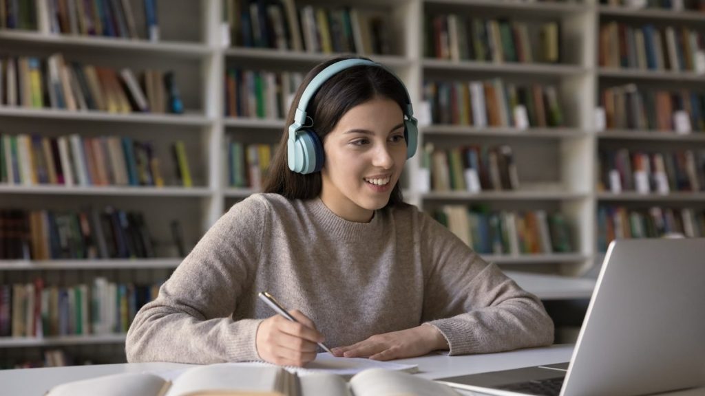 Une élève suit un cours en visioconférence avec un professeur particulier