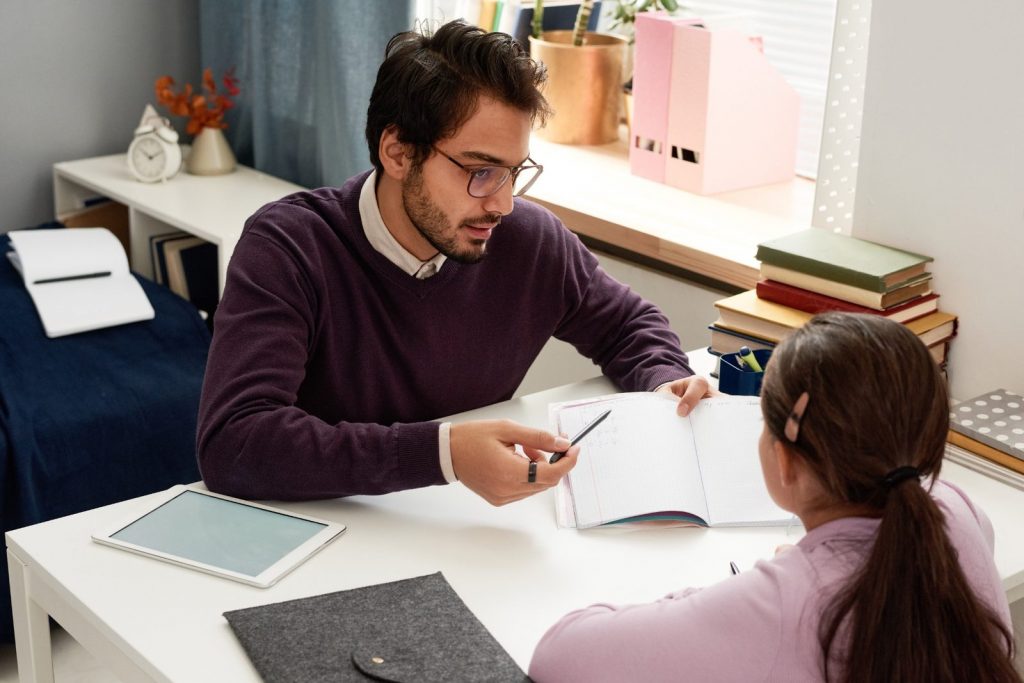 Professeur particulier accompagnant une élève pendant un cours de français à Lille