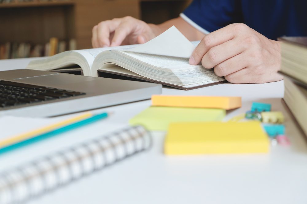 Soutien scolaire brevet 2026 avec livre, ordinateur portable et fiches de travail