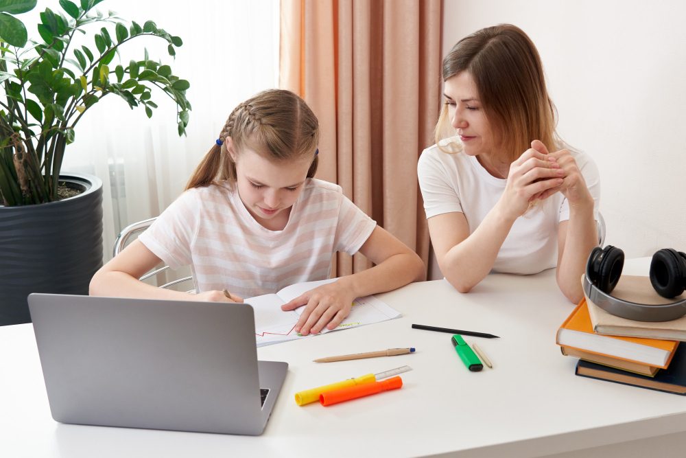 Soutien scolaire brevet 2026 à la maison avec une mère et sa fille au bureau