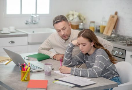 Image illustrant le soutien scolaire à domicile avant le brevet 2026 : un parent accompagne une adolescente pendant ses révisions dans un cadre calme et rassurant.