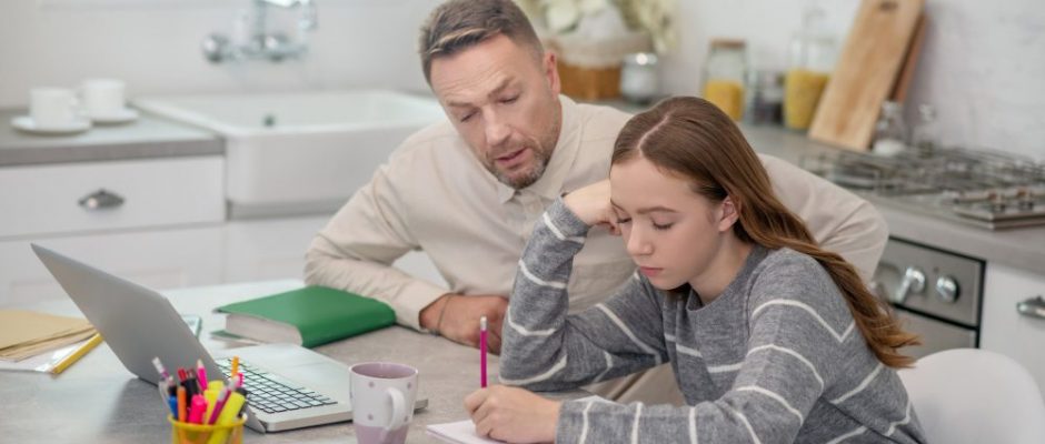 Image illustrant le soutien scolaire à domicile avant le brevet 2026 : un parent accompagne une adolescente pendant ses révisions dans un cadre calme et rassurant.