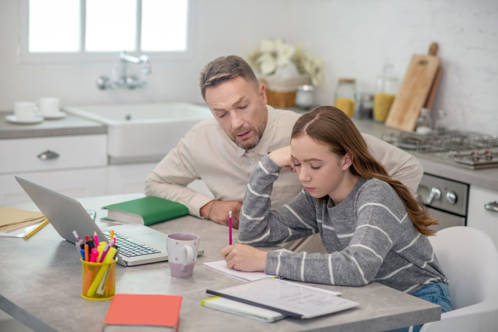 Soutien scolaire brevet 2026 à la maison avec une collégienne